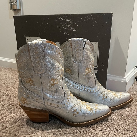 NWT Dingo Primrose Booties silver size 7 - Picture 3 of 6